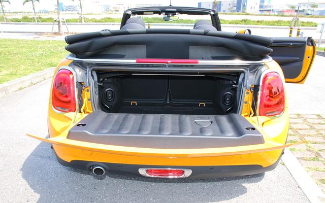見た目はコンパクトなMINIコンバーチブルですが、屋根を閉めた状態での積載容量は215Lで、機内持ち込みサイズのスーツケースを2つ積み込むことが出来ます。オープンにした状態では160Lとなります。お手持ちのお荷物が収納できるかご不安の場合は、お気軽に店舗までご相談下さい。