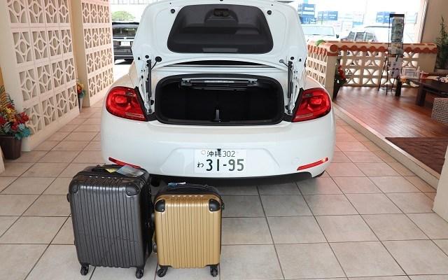 見た目はコンパクトなザ・ビートル・カブリオレですが、トランク内にMサイズスーツケース(49L)1つ、Sサイズスーツケース(31L)1つの合計2個 がゆったり積載可能です。
積載は、入口部分が少し狭くなっているため、3名様までのご利用時は、大型のスーツケ ースは、後部座席に積載をお願いする場合もございます。
