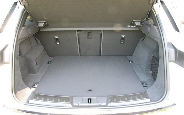 後席を収納することで最大1383Lの積載が可能です。
レジャーバッグやゴルフバッグなどの大きな荷物もラクラク収納で快適です!