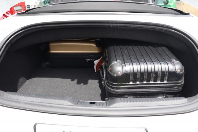 トランクは機内持ち込みのスーツケースを1つ、中型のスーツケースを1つと小さな手荷物等を積むことが可能です!
2名様のご旅行であれば十分な荷物の積載量です♪
